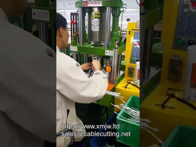 Máy ép phun dọc nhỏ 250 tấn tốc độ cao - Chuyên ép phủ PVC đầu cắm dây điện
